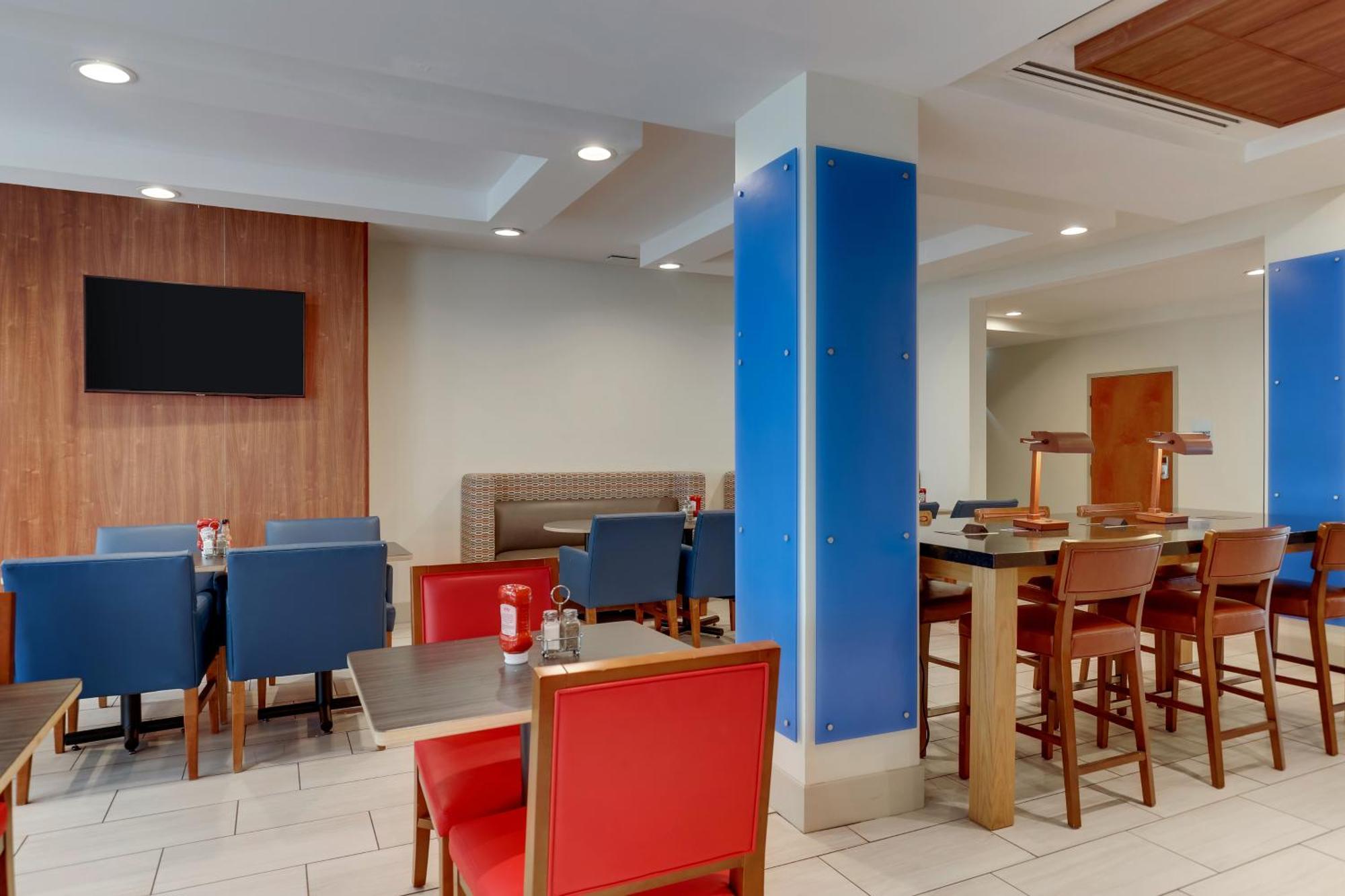 Holiday Inn Express Hotel & Suites Bryan-Montpelier By Ihg Holiday City Екстер'єр фото